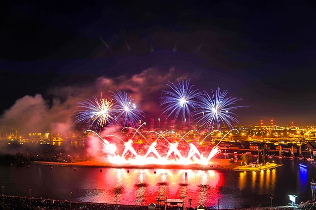 Efektownie zakończył się festiwal fajerwerków Pyromagic 2013. Fot. Łukasz Szełemej [Radio Szczecin] Austriacy pokazali najpiękniejsze fajerwerki [DUŻO ZDJĘĆ]