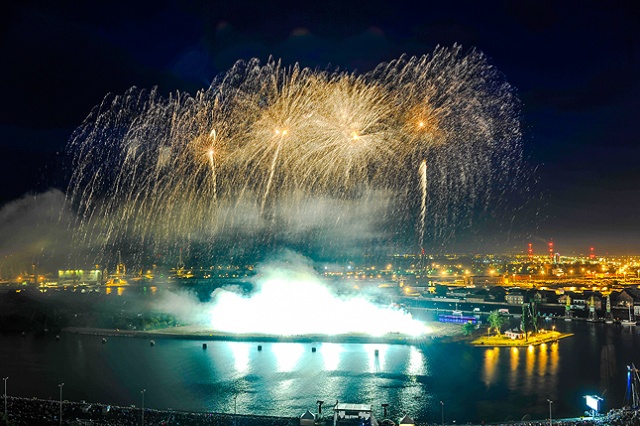Efektownie zakończył się festiwal fajerwerków Pyromagic 2013. Fot. Łukasz Szełemej [Radio Szczecin] Austriacy pokazali najpiękniejsze fajerwerki [DUŻO ZDJĘĆ]
