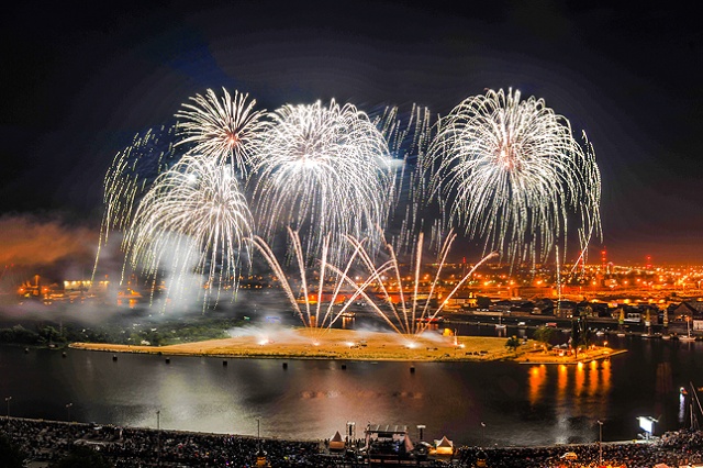 Efektownie zakończył się festiwal fajerwerków Pyromagic 2013. Fot. Łukasz Szełemej [Radio Szczecin] Austriacy pokazali najpiękniejsze fajerwerki [DUŻO ZDJĘĆ]