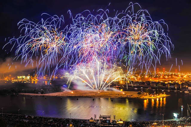 Efektownie zakończył się festiwal fajerwerków Pyromagic 2013. Fot. Łukasz Szełemej [Radio Szczecin] Austriacy pokazali najpiękniejsze fajerwerki [DUŻO ZDJĘĆ]
