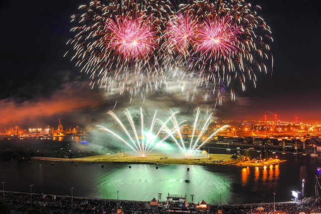 Efektownie zakończył się festiwal fajerwerków Pyromagic 2013. Fot. Łukasz Szełemej [Radio Szczecin] Austriacy pokazali najpiękniejsze fajerwerki [DUŻO ZDJĘĆ]