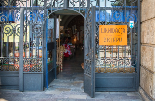 Właściciel sklepu z pamiątkami oraz tradycyjnymi wyrobami rzemieślniczymi nie ma pieniędzy, żeby utrzymać lokal. Nie stać go na wynajem, bo z każdym rokiem jest coraz mniej chętnych na towary z Cepelii. Fot. Jarosław Gaszyński [Radio Szczecin] Koniec legendarnego sklepu. Cepelia się nie opłaca [WIDEO]