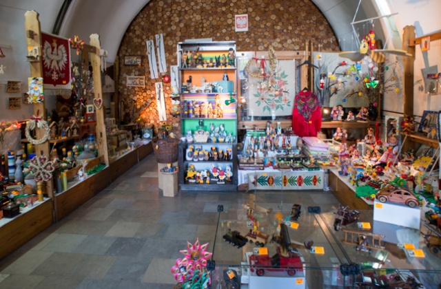 Właściciel sklepu z pamiątkami oraz tradycyjnymi wyrobami rzemieślniczymi nie ma pieniędzy, żeby utrzymać lokal. Nie stać go na wynajem, bo z każdym rokiem jest coraz mniej chętnych na towary z Cepelii. Fot. Jarosław Gaszyński [Radio Szczecin] Koniec legendarnego sklepu. Cepelia się nie opłaca [WIDEO]