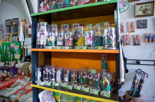 Właściciel sklepu z pamiątkami oraz tradycyjnymi wyrobami rzemieślniczymi nie ma pieniędzy, żeby utrzymać lokal. Nie stać go na wynajem, bo z każdym rokiem jest coraz mniej chętnych na towary z Cepelii. Fot. Jarosław Gaszyński [Radio Szczecin] Koniec legendarnego sklepu. Cepelia się nie opłaca [WIDEO]