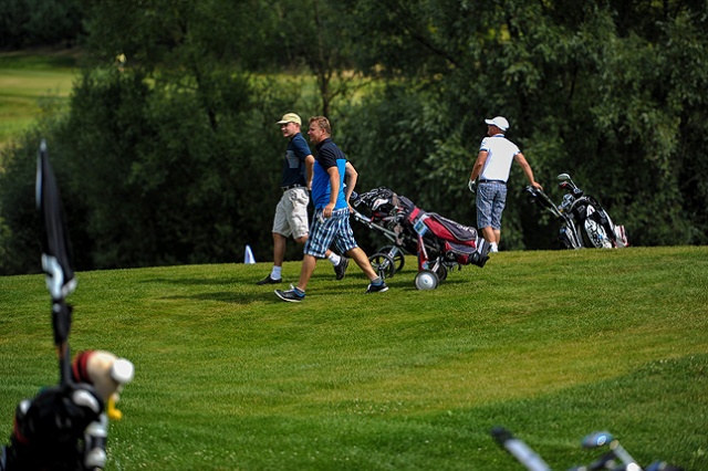 Celebryci w Binowie. Fot. Łukasz Szełemej [Radio Szczecin] Znane twarze na polu golfowym w Binowie [ZDJĘCIA, WIDEO]