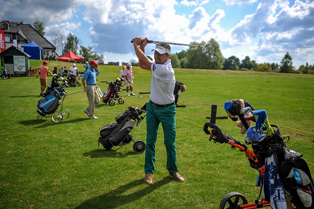 Celebryci w Binowie. Fot. Łukasz Szełemej [Radio Szczecin] Znane twarze na polu golfowym w Binowie [ZDJĘCIA, WIDEO]