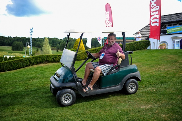 Celebryci w Binowie. Fot. Łukasz Szełemej [Radio Szczecin] Znane twarze na polu golfowym w Binowie [ZDJĘCIA, WIDEO]