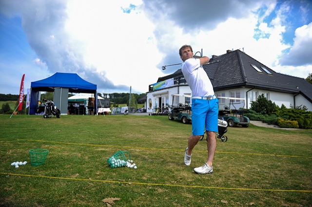 Celebryci w Binowie. Fot. Łukasz Szełemej [Radio Szczecin] Znane twarze na polu golfowym w Binowie [ZDJĘCIA, WIDEO]