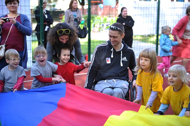 Przedszkolna Mini Paraolimpiada. Fot. Łukasz Szełemej [Radio Szczecin] Dla tych dzieci nie ma barier [ZDJĘCIA]