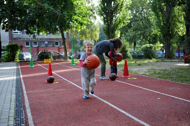 Przedszkolna Mini Paraolimpiada. Fot. Łukasz Szełemej [Radio Szczecin] Dla tych dzieci nie ma barier [ZDJĘCIA]