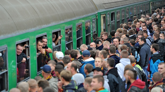 Do stolicy Wielkopolski pojechało prawie półtora tysiąca fanów Dumy Pomorza, którzy będą dopingować swój zespół. Fot. Łukasz Szełemej [Radio Szczecin] Dla kibiców to najważniejszy mecz Pogoni w ekstraklasie [ZDJĘCIA]