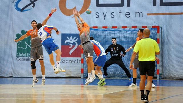 Nasi szczypiorniści pokonali w sobotę we własnej hali Gwardię Opole 35:27. Fot. Łukasz Szełemej [Radio Szczecin] Szczecinianie nie odpuszczają. Odnieśli trzecie z rzędu zwycięstwo [ZDJĘCIA]