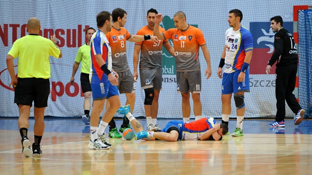 Nasi szczypiorniści pokonali w sobotę we własnej hali Gwardię Opole 35:27. Fot. Łukasz Szełemej [Radio Szczecin] Szczecinianie nie odpuszczają. Odnieśli trzecie z rzędu zwycięstwo [ZDJĘCIA]