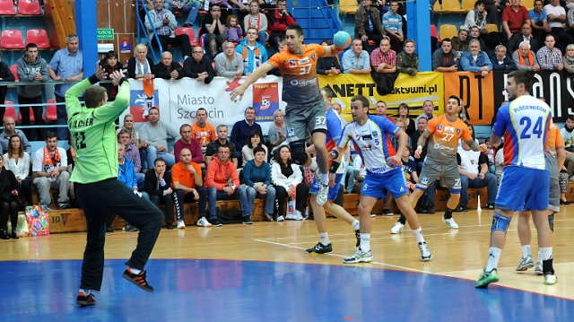 Nasi szczypiorniści pokonali w sobotę we własnej hali Gwardię Opole 35:27. Fot. Łukasz Szełemej [Radio Szczecin] Szczecinianie nie odpuszczają. Odnieśli trzecie z rzędu zwycięstwo [ZDJĘCIA]
