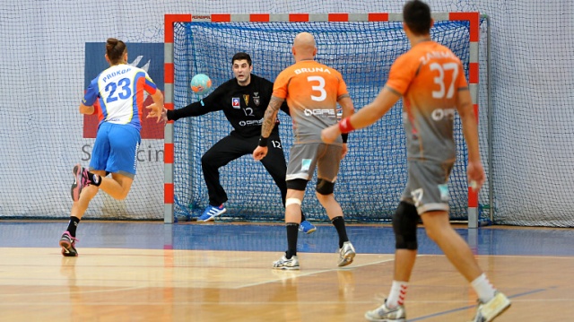 Nasi szczypiorniści pokonali w sobotę we własnej hali Gwardię Opole 35:27. Fot. Łukasz Szełemej [Radio Szczecin] Szczecinianie nie odpuszczają. Odnieśli trzecie z rzędu zwycięstwo [ZDJĘCIA]