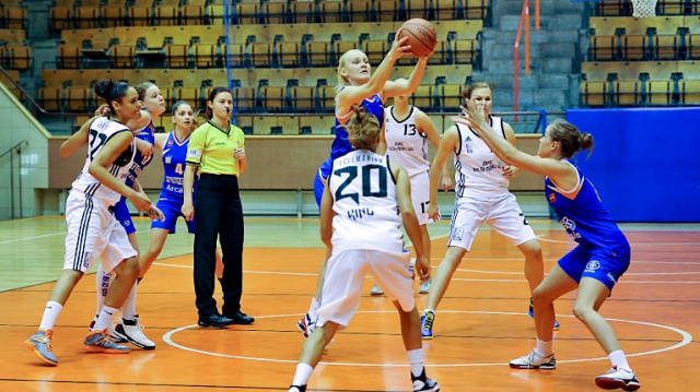 Koszykarki drużyny King Wilki Morskie Szczecin w ostatnim sparingowym meczu przed ligą wygrały z AZS-em Inea Poznań 65:46. Fot. Łukasz Szełemej [Radio Szczecin] Wilczyce gotowe do rozgrywek o mistrzostwo Polski [ZDJĘCIA]
