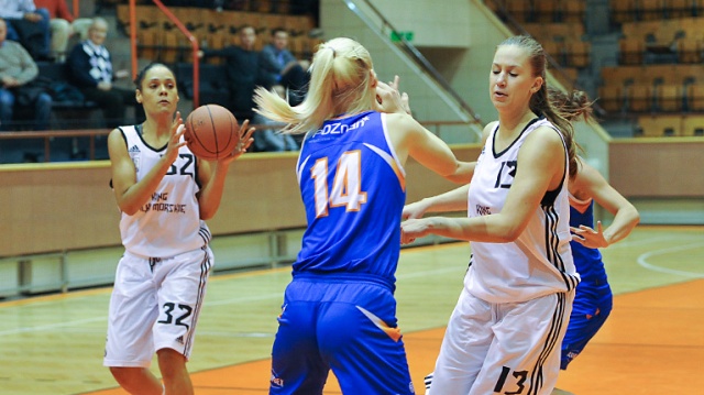 Koszykarki drużyny King Wilki Morskie Szczecin w ostatnim sparingowym meczu przed ligą wygrały z AZS-em Inea Poznań 65:46. Fot. Łukasz Szełemej [Radio Szczecin] Wilczyce gotowe do rozgrywek o mistrzostwo Polski [ZDJĘCIA]