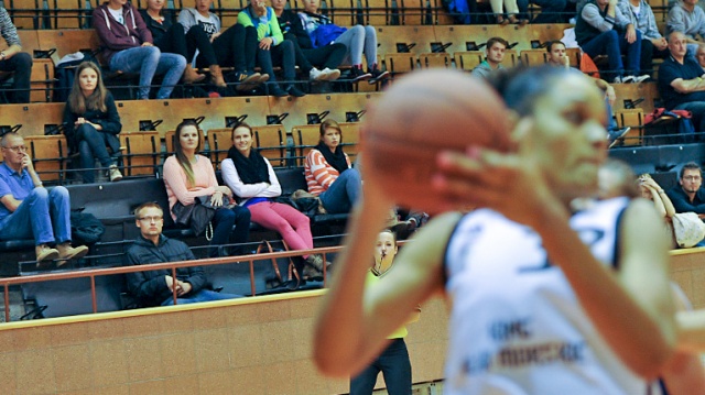 Koszykarki drużyny King Wilki Morskie Szczecin w ostatnim sparingowym meczu przed ligą wygrały z AZS-em Inea Poznań 65:46. Fot. Łukasz Szełemej [Radio Szczecin] Wilczyce gotowe do rozgrywek o mistrzostwo Polski [ZDJĘCIA]