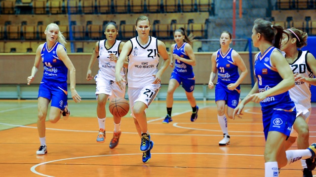 Koszykarki drużyny King Wilki Morskie Szczecin w ostatnim sparingowym meczu przed ligą wygrały z AZS-em Inea Poznań 65:46. Fot. Łukasz Szełemej [Radio Szczecin] Wilczyce gotowe do rozgrywek o mistrzostwo Polski [ZDJĘCIA]