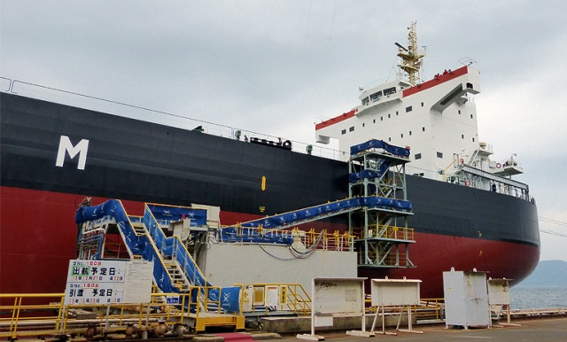 Masowiec "Tatry" wybudowany w japońskiej stoczni dla Polskiej Żeglugi Morskiej - odebrany i ochrzczony. Fot. Piotr Sawiński [Radio Szczecin] Masowce w komplecie. "Tatry" odebrane [DUŻO ZDJĘĆ, WIDEO]