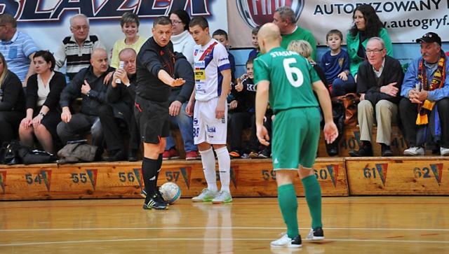 Halowi piłkarze Pogoni 04 Szczecin lepsi od Remedium Pyskowice. Fot. Łukasz Szełemej [Radio Szczecin] Szczecinianie górą. Pogoń 04 wygrywa z Remedium [ZDJĘCIA]