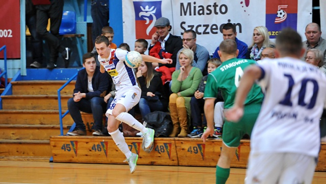 Halowi piłkarze Pogoni 04 Szczecin lepsi od Remedium Pyskowice. Fot. Łukasz Szełemej [Radio Szczecin] Szczecinianie górą. Pogoń 04 wygrywa z Remedium [ZDJĘCIA]
