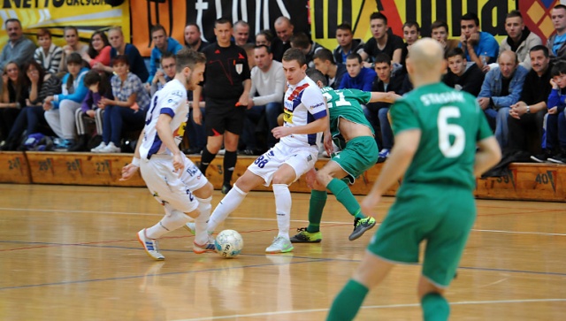 Halowi piłkarze Pogoni 04 Szczecin lepsi od Remedium Pyskowice. Fot. Łukasz Szełemej [Radio Szczecin] Szczecinianie górą. Pogoń 04 wygrywa z Remedium [ZDJĘCIA]