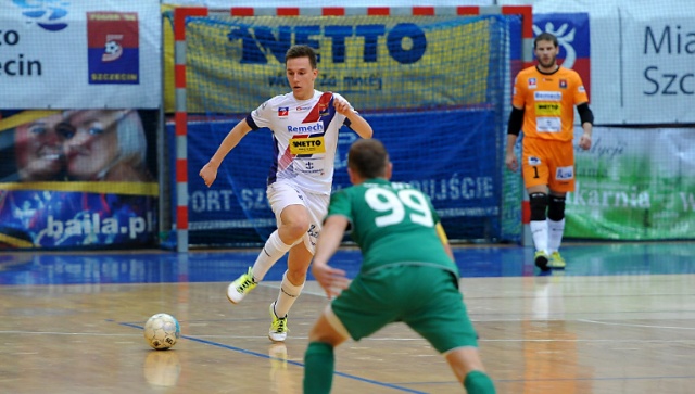Halowi piłkarze Pogoni 04 Szczecin lepsi od Remedium Pyskowice. Fot. Łukasz Szełemej [Radio Szczecin] Szczecinianie górą. Pogoń 04 wygrywa z Remedium [ZDJĘCIA]