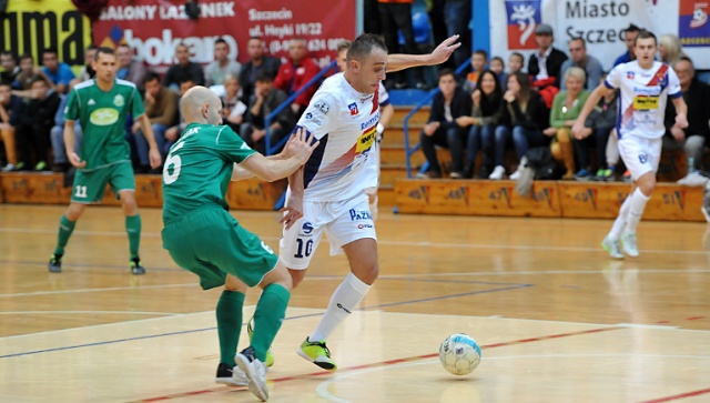 Halowi piłkarze Pogoni 04 Szczecin lepsi od Remedium Pyskowice. Fot. Łukasz Szełemej [Radio Szczecin] Szczecinianie górą. Pogoń 04 wygrywa z Remedium [ZDJĘCIA]