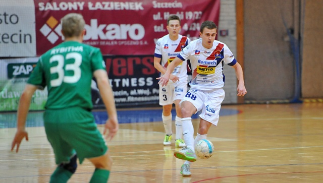 Halowi piłkarze Pogoni 04 Szczecin lepsi od Remedium Pyskowice. Fot. Łukasz Szełemej [Radio Szczecin] Szczecinianie górą. Pogoń 04 wygrywa z Remedium [ZDJĘCIA]