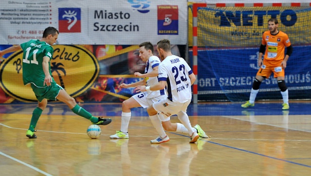 Halowi piłkarze Pogoni 04 Szczecin lepsi od Remedium Pyskowice. Fot. Łukasz Szełemej [Radio Szczecin] Szczecinianie górą. Pogoń 04 wygrywa z Remedium [ZDJĘCIA]