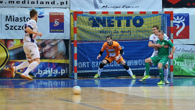 Halowi piłkarze Pogoni 04 Szczecin lepsi od Remedium Pyskowice. Fot. Łukasz Szełemej [Radio Szczecin] Szczecinianie górą. Pogoń 04 wygrywa z Remedium [ZDJĘCIA]