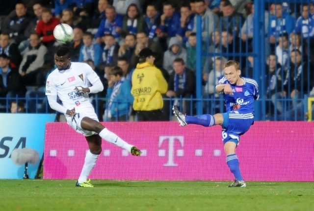 Pogoń Szczecin zremisowała w Chorzowie z Ruchem 1:1 w meczu kończącym 12. kolejkę piłkarskiej ekstraklasy. Fot. T-Mobile Ekstraklasa/x-news Remis w Chorzowie. Tylko Pogoń bez porażki na wyjeździe [WIDEO, ZDJĘCIA, RELACJA]