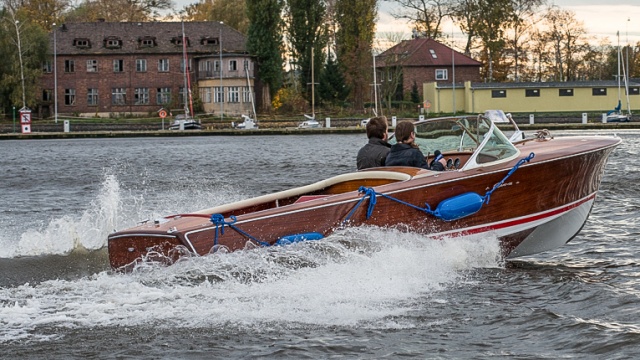 W Szczecinie odrestaurowano zabytkową motorówkę włoskiej firmy Riva model Super Florida. Miały ją wszystkie największe gwiazdy kina lat 60, a także premier PRL-u Józef Cyrankiewicz. Fot. Jarosław Gaszyński. Taką motorówką pływał premier w PRL-u. Prawdziwy luksus [WIDEO, ZDJĘCIA]