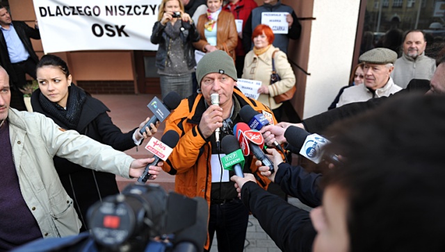 Około 60 osób - właścicieli szkół jazdy ze Szczecina i regionu - demonstrowało we wtorek przed siedzibą zachodniopomorskiego sejmiku. Fot. Łukasz Szełemej [Radio Szczecin] Właściciele szkół jazdy: WORD nie zabezpieczył naszych interesów [ZDJĘCIA]