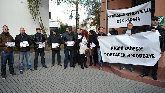 Około 60 osób - właścicieli szkół jazdy ze Szczecina i regionu - demonstrowało we wtorek przed siedzibą zachodniopomorskiego sejmiku. Fot. Łukasz Szełemej [Radio Szczecin] Właściciele szkół jazdy: WORD nie zabezpieczył naszych interesów [ZDJĘCIA]