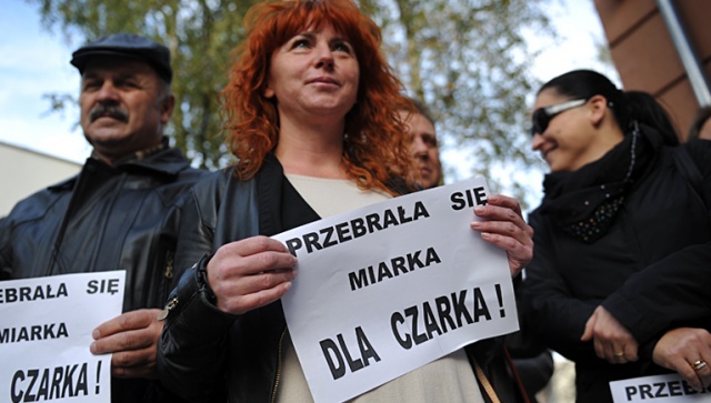 Około 60 osób - właścicieli szkół jazdy ze Szczecina i regionu - demonstrowało we wtorek przed siedzibą zachodniopomorskiego sejmiku. Fot. Łukasz Szełemej [Radio Szczecin] Właściciele szkół jazdy: WORD nie zabezpieczył naszych interesów [ZDJĘCIA]