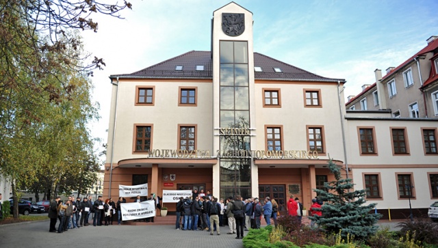 Około 60 osób - właścicieli szkół jazdy ze Szczecina i regionu - demonstrowało we wtorek przed siedzibą zachodniopomorskiego sejmiku. Fot. Łukasz Szełemej [Radio Szczecin] Właściciele szkół jazdy: WORD nie zabezpieczył naszych interesów [ZDJĘCIA]