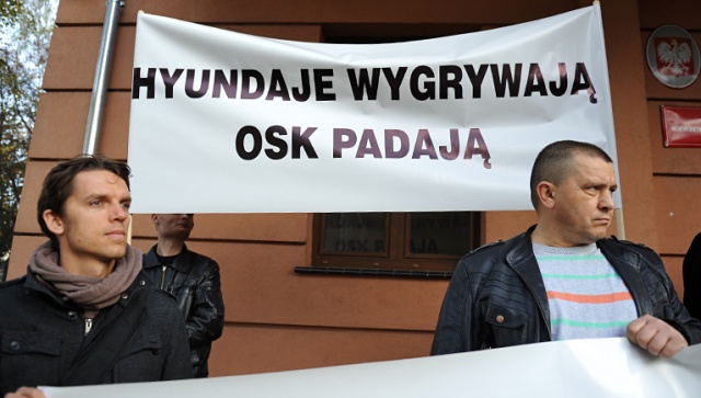 Około 60 osób - właścicieli szkół jazdy ze Szczecina i regionu - demonstrowało we wtorek przed siedzibą zachodniopomorskiego sejmiku. Fot. Łukasz Szełemej [Radio Szczecin] Właściciele szkół jazdy: WORD nie zabezpieczył naszych interesów [ZDJĘCIA]