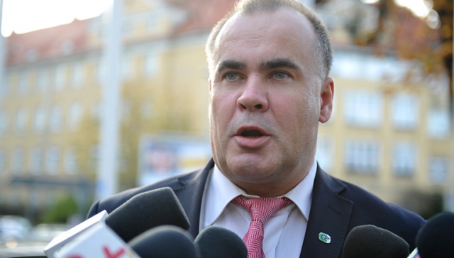 Około 60 osób - właścicieli szkół jazdy ze Szczecina i regionu - demonstrowało we wtorek przed siedzibą zachodniopomorskiego sejmiku. Fot. Łukasz Szełemej [Radio Szczecin] Właściciele szkół jazdy: WORD nie zabezpieczył naszych interesów [ZDJĘCIA]