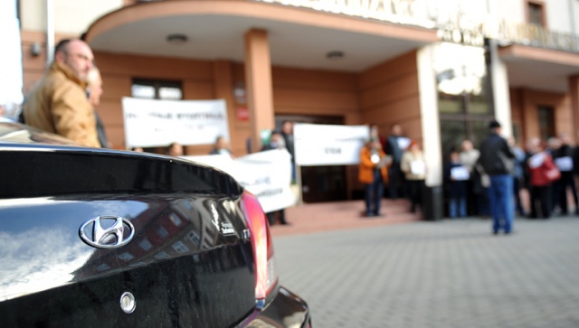 Około 60 osób - właścicieli szkół jazdy ze Szczecina i regionu - demonstrowało we wtorek przed siedzibą zachodniopomorskiego sejmiku. Fot. Łukasz Szełemej [Radio Szczecin] Właściciele szkół jazdy: WORD nie zabezpieczył naszych interesów [ZDJĘCIA]