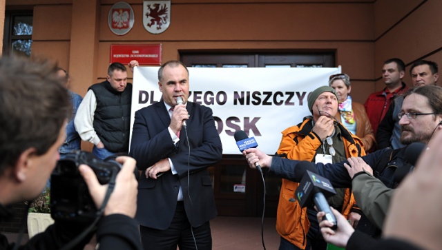 Około 60 osób - właścicieli szkół jazdy ze Szczecina i regionu - demonstrowało we wtorek przed siedzibą zachodniopomorskiego sejmiku. Fot. Łukasz Szełemej [Radio Szczecin] Właściciele szkół jazdy: WORD nie zabezpieczył naszych interesów [ZDJĘCIA]