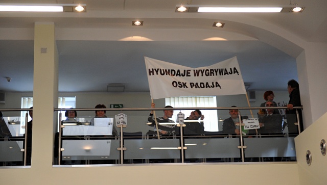 Około 60 osób - właścicieli szkół jazdy ze Szczecina i regionu - demonstrowało we wtorek przed siedzibą zachodniopomorskiego sejmiku. Fot. Łukasz Szełemej [Radio Szczecin] Właściciele szkół jazdy: WORD nie zabezpieczył naszych interesów [ZDJĘCIA]