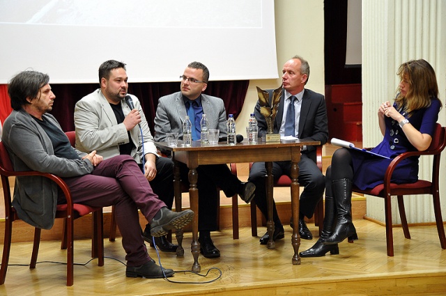 Młodzież mogła w czwartek obejrzeć film ukazujący ekshumacje ofiar komunistycznego reżimu prowadzone na Łączce na warszawskich Powązkach. Fot. Łukasz Szełemej [Radio Szczecin] Niezwykła lekcja historii dla szczecińskich licealistów [ZDJĘCIA]