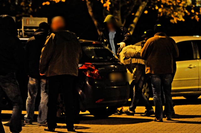2 osoby zatrzymali w Szczecinie funkcjonariusze Centralnego Biura Śledczego i tamtejsi antyterroryści. Fot. Łukasz Szełemej [Radio Szczecin] Brawurowa akcja CBŚ w Szczecinie. Dwie osoby zatrzymane [ZDJĘCIA]