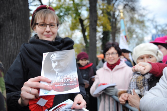 Apel pamięci, wspólne śpiewanie pieśni patriotycznych i poezja Kamila Cypriana Norwida w interpretacji aktorki Ewy Błaszczyk - tak wyglądały oficjalne, miejskie obchody Święta Niepodległości w Szczecinie. Fot. Łukasz Szełemej [Radio Szczecin] Uroczystości 11 Listopada w Szczecinie [ZDJĘCIA, WIDEO]