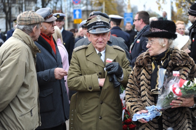Apel pamięci, wspólne śpiewanie pieśni patriotycznych i poezja Kamila Cypriana Norwida w interpretacji aktorki Ewy Błaszczyk - tak wyglądały oficjalne, miejskie obchody Święta Niepodległości w Szczecinie. Fot. Łukasz Szełemej [Radio Szczecin] Uroczystości 11 Listopada w Szczecinie [ZDJĘCIA, WIDEO]