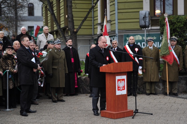 Apel pamięci, wspólne śpiewanie pieśni patriotycznych i poezja Kamila Cypriana Norwida w interpretacji aktorki Ewy Błaszczyk - tak wyglądały oficjalne, miejskie obchody Święta Niepodległości w Szczecinie. Fot. Łukasz Szełemej [Radio Szczecin] Uroczystości 11 Listopada w Szczecinie [ZDJĘCIA, WIDEO]