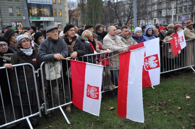 Apel pamięci, wspólne śpiewanie pieśni patriotycznych i poezja Kamila Cypriana Norwida w interpretacji aktorki Ewy Błaszczyk - tak wyglądały oficjalne, miejskie obchody Święta Niepodległości w Szczecinie. Fot. Łukasz Szełemej [Radio Szczecin] Uroczystości 11 Listopada w Szczecinie [ZDJĘCIA, WIDEO]