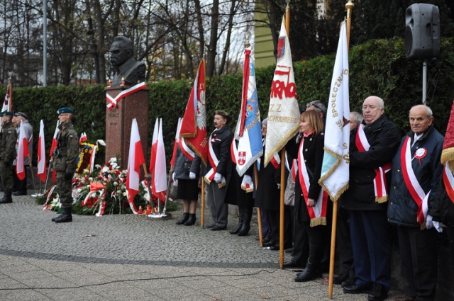 Apel pamięci, wspólne śpiewanie pieśni patriotycznych i poezja Kamila Cypriana Norwida w interpretacji aktorki Ewy Błaszczyk - tak wyglądały oficjalne, miejskie obchody Święta Niepodległości w Szczecinie. Fot. Łukasz Szełemej [Radio Szczecin] Uroczystości 11 Listopada w Szczecinie [ZDJĘCIA, WIDEO]